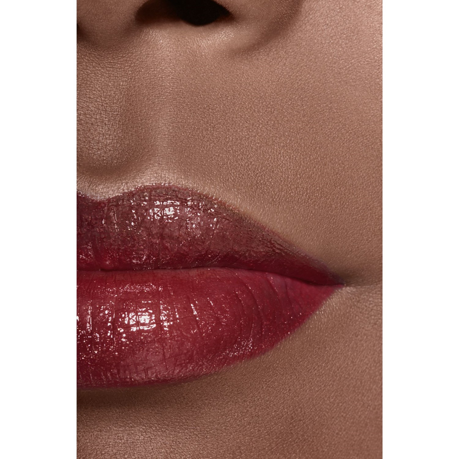 EL BÁLSAMO CON COLOR HIDRATANTE, CON UNA INTENSIDAD A MEDIDA, PARA UNOS LABIOS MÁS BELLOS DÍA TRAS DÍA